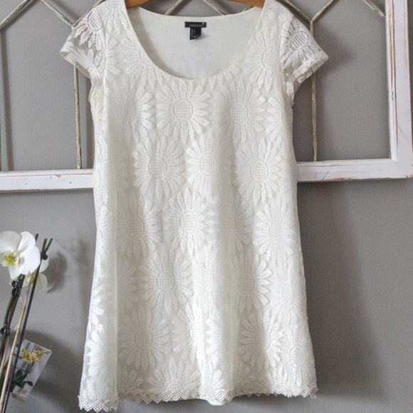 Forever 21 Dresses & Skirts - Ivory lace mini dress with cap sleeves Small